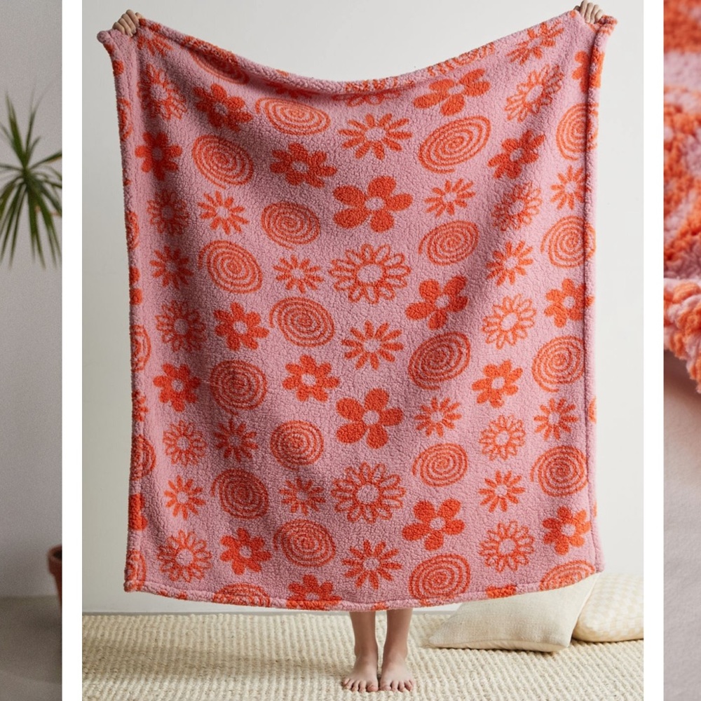 COPY - Urban outfitters Sherpa printed blanket! 💗🧡